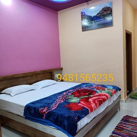 Abhi Homestay Хампи Экстерьер фото