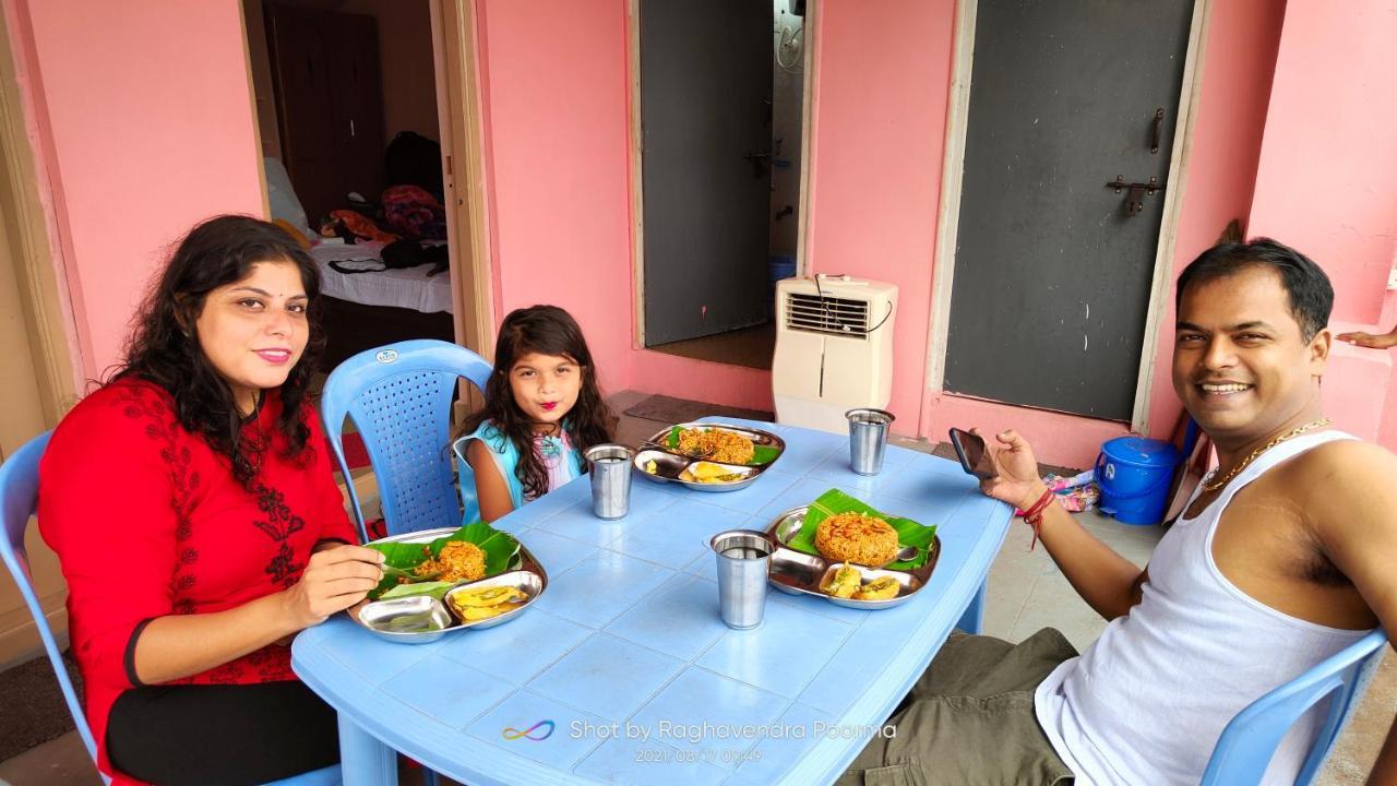 Abhi Homestay Хампи Экстерьер фото