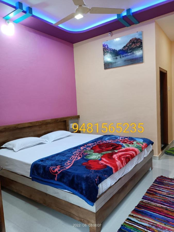Abhi Homestay Хампи Экстерьер фото