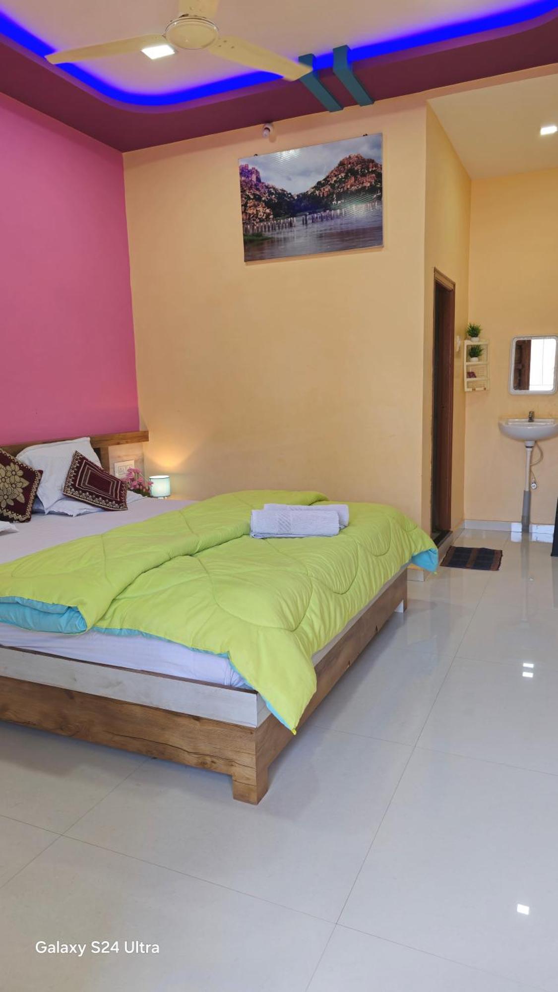 Abhi Homestay Хампи Экстерьер фото