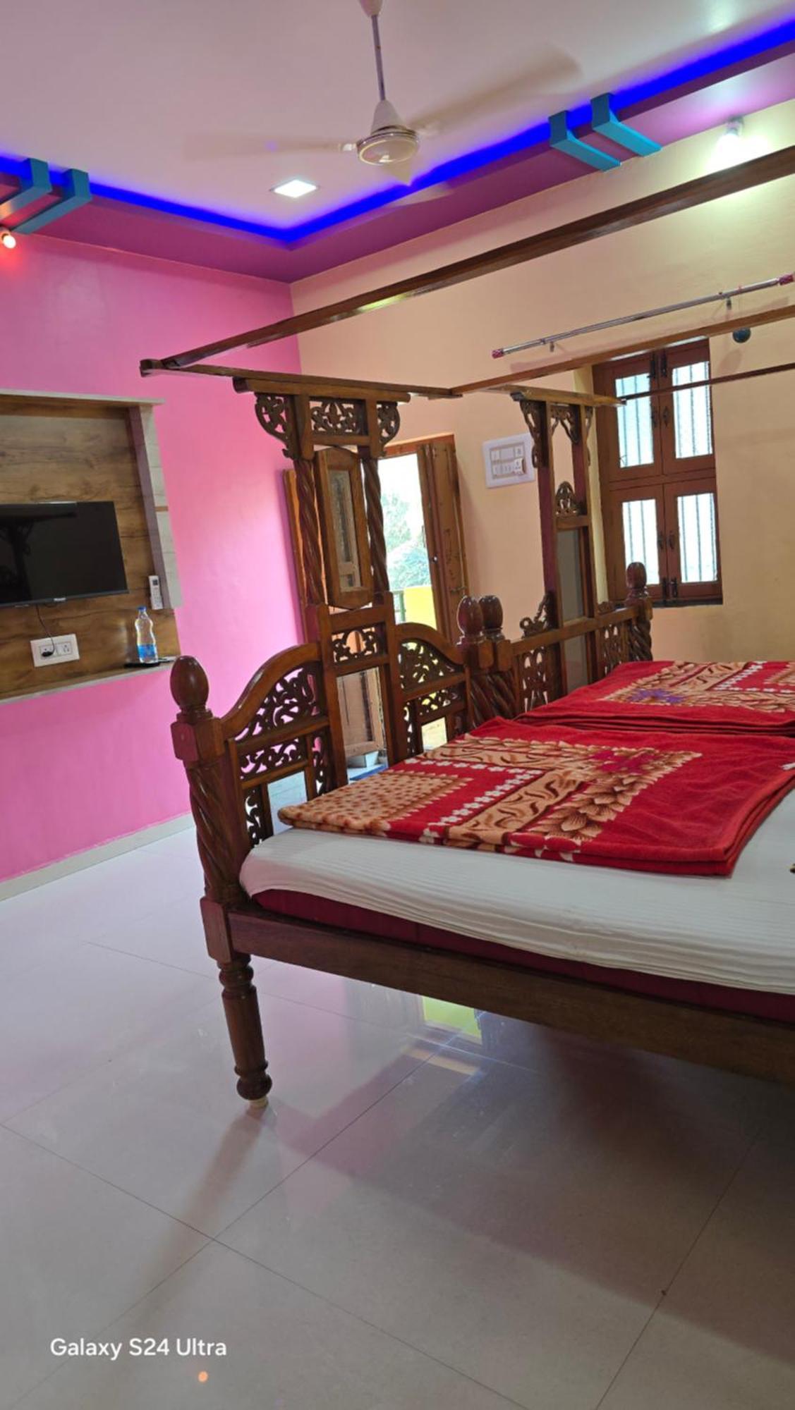 Abhi Homestay Хампи Экстерьер фото